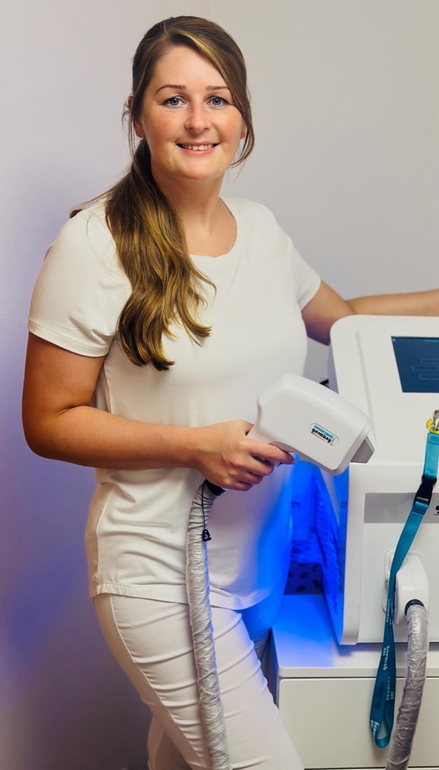 Renate Brose mit ihrem Diodenlaser-Gerät im Studio